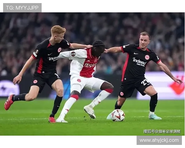 贝巴领衔！曼联二客球衣重现 90 年代经典，黑黄风暴席卷老特拉福德